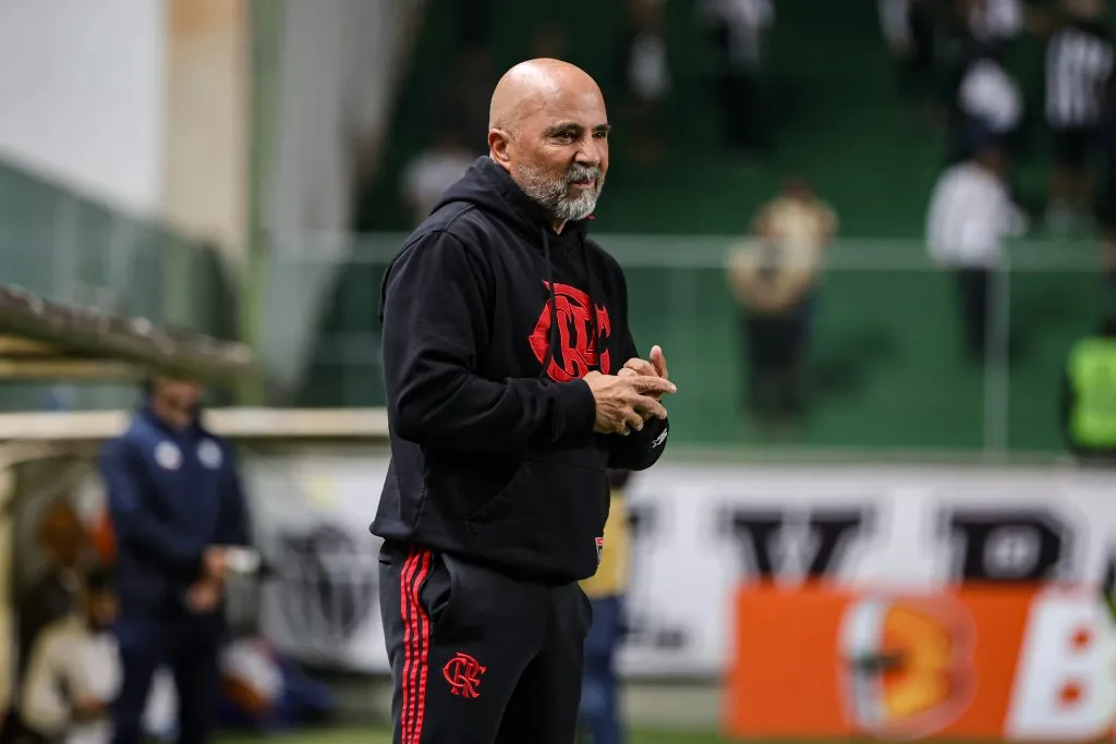 Trabalho de Sampaoli acabou “desmoronando” após caso de agressão do seu preparador físico ao atacante Pedro. Foto: Gilson Lobo/AGIF