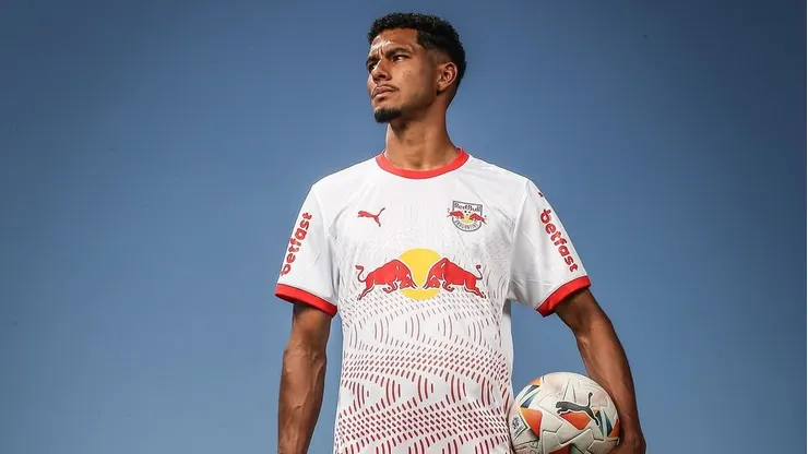 Alix Vinicius, novo reforço para o setor defensivo do Bragantino nem estreou e ganhou apoio da Massa Bruta