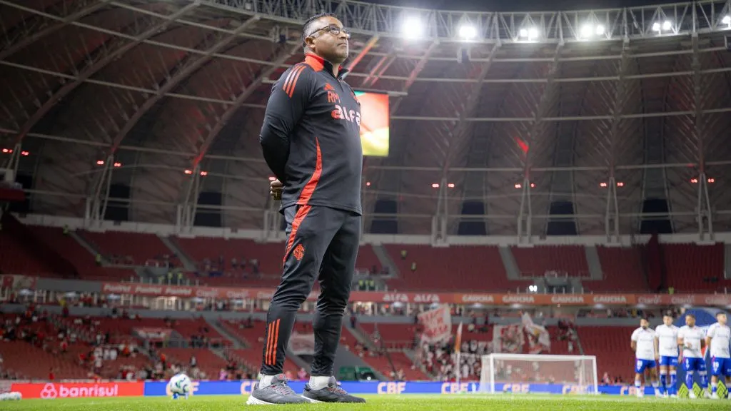 Roger Machado durante partida contra o Fortaleza no Beira-Rio. Foto: Maxi Franzoi/AGIF