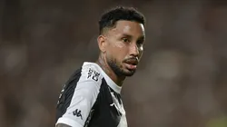 Jair se posiciona após grave lesão no Vasco