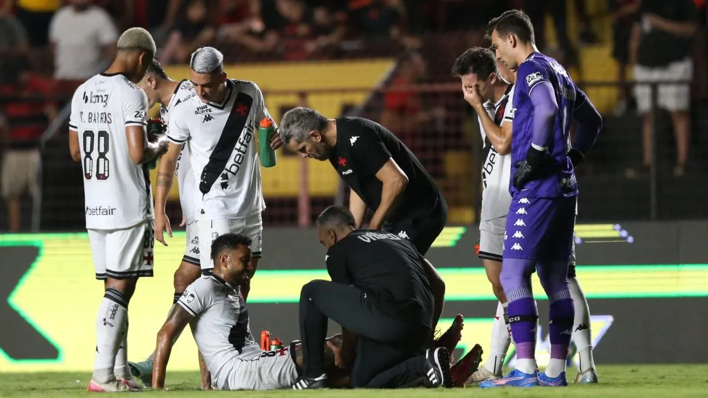 Jair sofreu uma grave lesão e está fora do Vasco até o final da temporada – Foto: Marlon Costa/AGIF