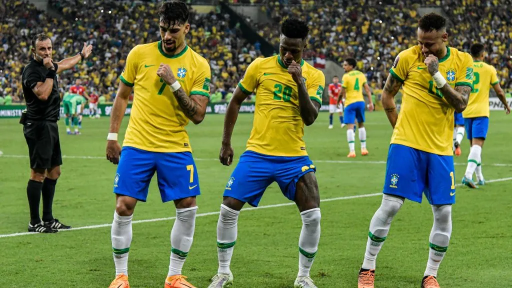 Lucas Paquetá, Vini Jr e Neymar em partida contra o Chile em 2022, no Maracanã – Foto: Thiago Ribeiro/AGIF