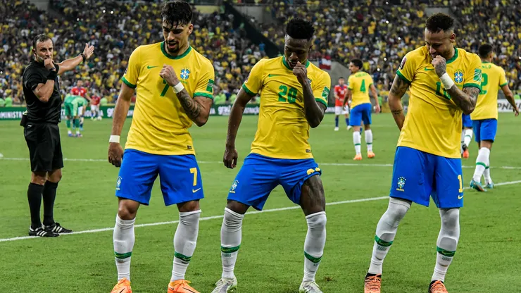 Lucas Paquetá, Vini Jr e Neymar em partida contra o Chile em 2022, no Maracanã - Foto: Thiago Ribeiro/AGIF