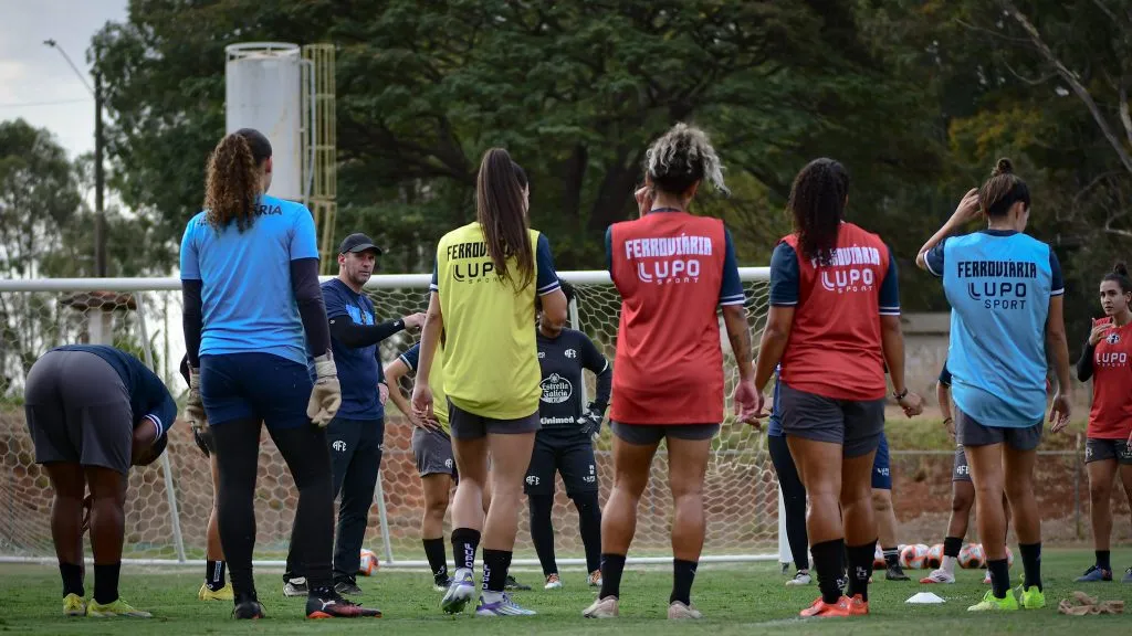 Elenco da Ferroviária em treinamento no CT