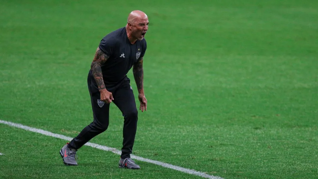 Sempre enérgico: Sampaoli comandando o Galo em sua primeira passagem – Foto: Fernando Alves/AGIF