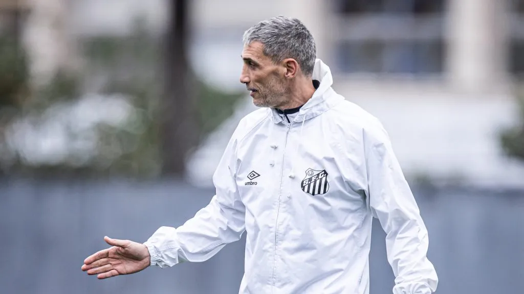 Vojvoda vem trabalhando buscando evolução da equipe – Fotos: Raul Baretta/ Santos FC.
