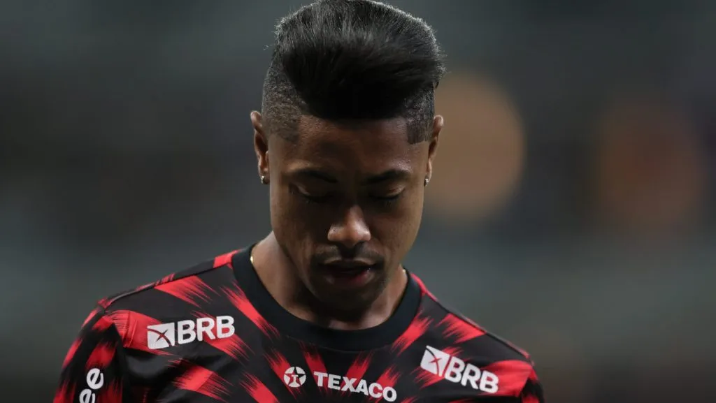 Bruno Henrique cabisbaixo. Foto: Gilson Lobo/AGIF