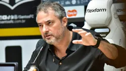 Alexandre Mattos em coletiva na Vila Belmiro. Foto: Jota Erre/AGIF