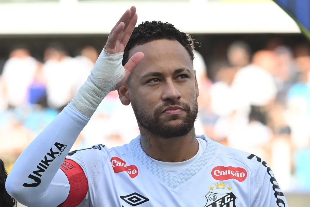 Neymar jogador do Santos durante partida contra o Fluminense no estadio Vila Belmiro pelo campeonato Brasileiro A 2025.  Foto: Jota Erre/AGIF