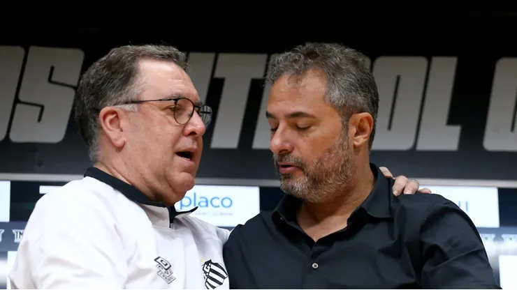 Presidente Marcelo Teixeira ao lado de Alexandre Mattos durante sua apresentacao oficial em coletiva de imprensa realizada no Vila Belmiro. Foto: Mauricio De Souza/AGIF