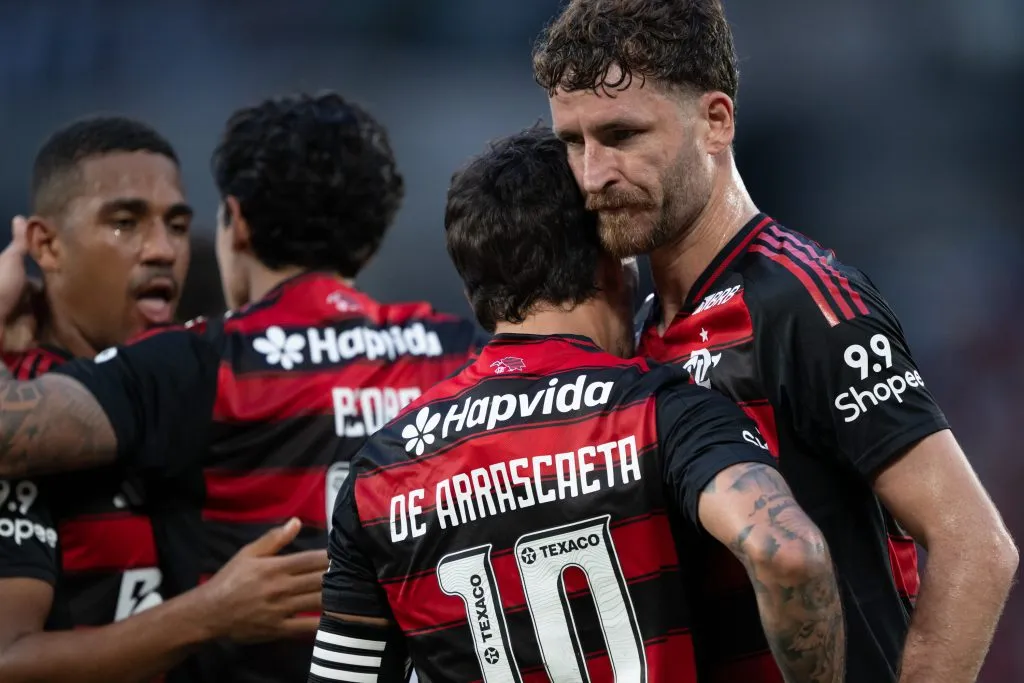 Arrascaeta jogador do Flamengo comemora seu gol com Leo Pereira jogador da sua equipe durante partida contra o Gremio no estadio Maracana pelo campeonato Brasileiro A 2025. Foto: Jorge Rodrigues/AGIF
