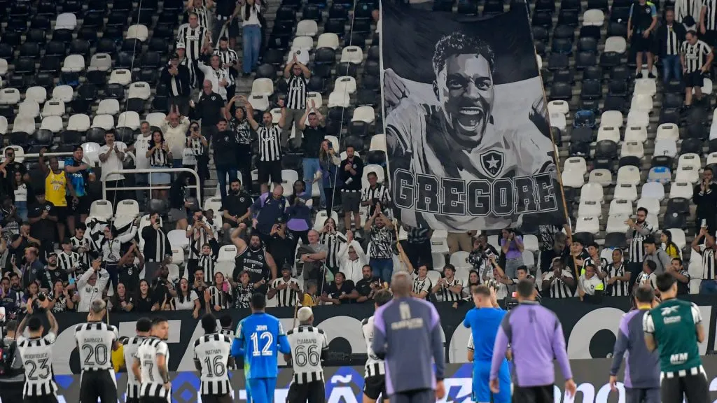 Torcedores do Botafogo durante duelo disputado no Nilton Santos – Foto: Thiago Ribeiro/AGIF