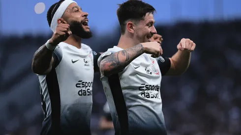 SP - SAO PAULO - 21/09/2024 - BRASILEIRO A 2024, CORINTHIANS X ATLETICO-GO - Garro jogador do Corinthians comemora seu gol com Memphis Depay jogador da sua equipe durante partida contra o Atletico-GO no estadio Arena Corinthians pelo campeonato Brasileiro A 2024. Foto: Ettore Chiereguini/AGIF