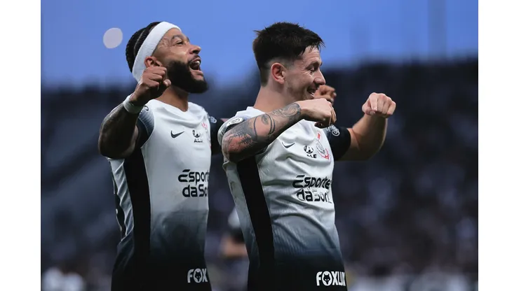 SP - SAO PAULO - 21/09/2024 - BRASILEIRO A 2024, CORINTHIANS X ATLETICO-GO - Garro jogador do Corinthians comemora seu gol com Memphis Depay jogador da sua equipe durante partida contra o Atletico-GO no estadio Arena Corinthians pelo campeonato Brasileiro A 2024. Foto: Ettore Chiereguini/AGIF