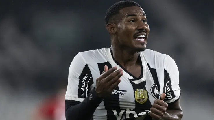 Cuiabano jogador do Botafogo comemora seu gol durante partida contra o Internacional - Foto: Jorge Rodrigues/AGIF