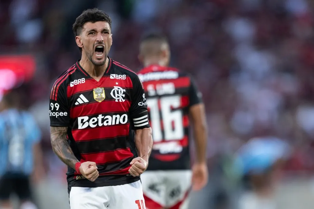 Arrascaeta comemora seu gol pelo Flamengo no empate com o Grêmio, pelo Brasileirão. Foto: Jorge Rodrigues/AGIF