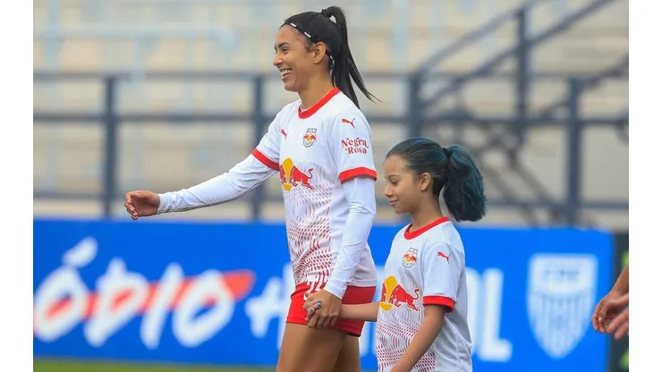 Thayslane com a camisa do RB Bragantino. Foto: Fernando Roberto/RB Bragantino