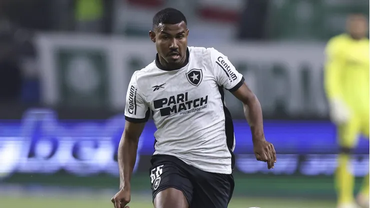 Cuiabano, lateral-esquerdo do Botafogo em partida pelo campeonato brasileiro