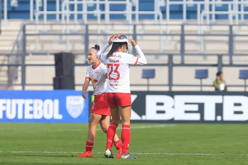 Camisa 23 comemorando gol, homenageando suas origens. Foto: Fernando Roberto/RB Bragantino