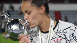 Gabi Portilho do Corinthians posa com a taça da Libertadores Feminina - Foto: FocoUy/AGIF