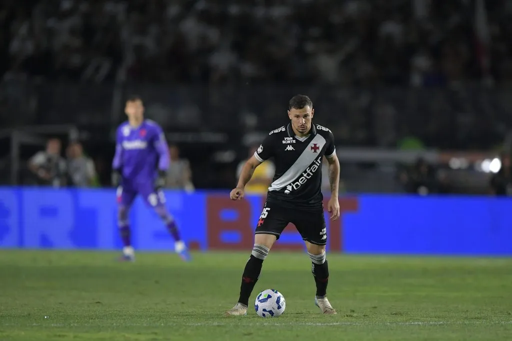 Hugo Moura em ação pelo Vasco. Foto: Thiago Ribeiro/AGIF