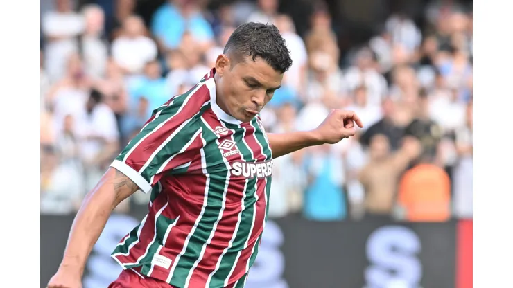 Thiago Silva, do Fluminense, durante partida contra o Santos no estádio Vila Belmiro pelo campeonato Brasileirão 2025. Foto: Jota Erre/AGIF