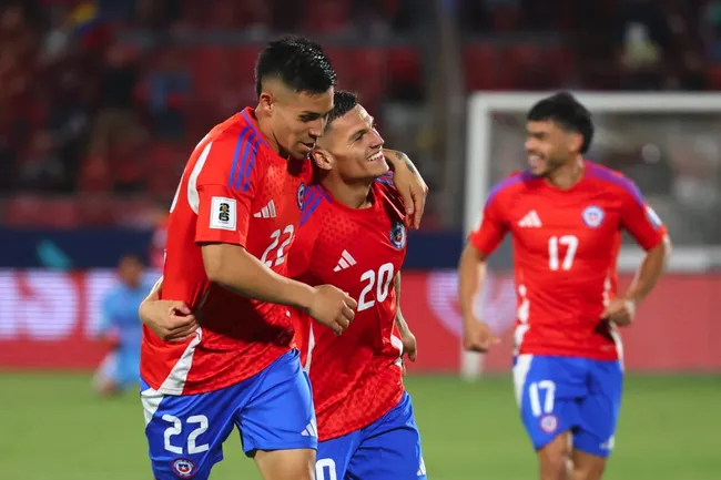 Lucas Cepeda (20) e Aravena (22) devem formar a dupla de ataque contra o Brasil. Foto: Marcelo Hernandez/Getty Images.