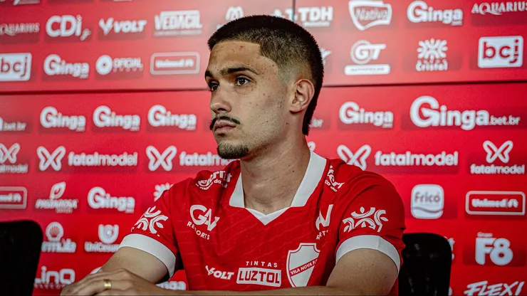 Enzo, novo meio-campista do Vila Nova sendo apresentado