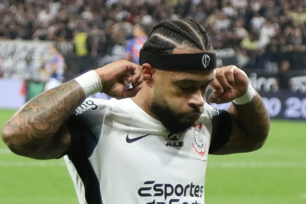 Memphis Depay jogador do Corinthians comemora seu gol pelo campeonato Brasileiro A 2024 – Foto: Joisel Amaral/AGIF