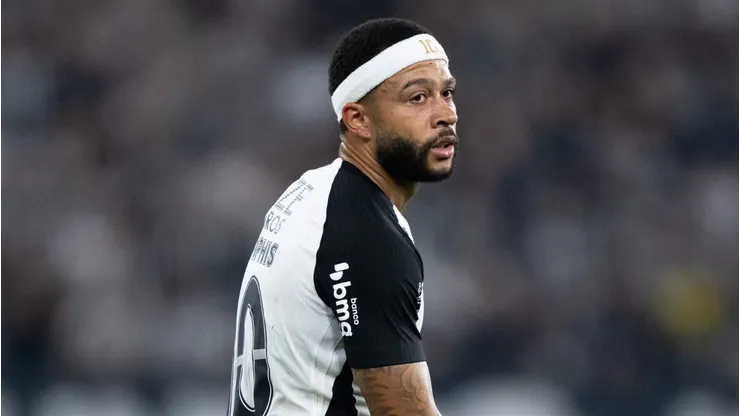 Memphis Depay ainda não brilhou no Brasileirão 2025. Foto: Jorge Rodrigues/AGIF