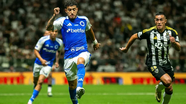 MG - BELO HORIZONTE - 27/08/2025 - COPA DO BRASIL 2025, ATLETICO-MG X CRUZEIRO - Willian jogador do Cruzeiro durante partida contra o Atletico-MG no estadio Arena MRV pelo campeonato Copa Do Brasil 2025. Foto: Fernando Moreno/AGIF