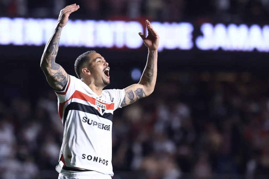 Luciano jogador do São Paulo comemora gol marcado de pênalti – Foto: Marcello Zambrana/AGIF