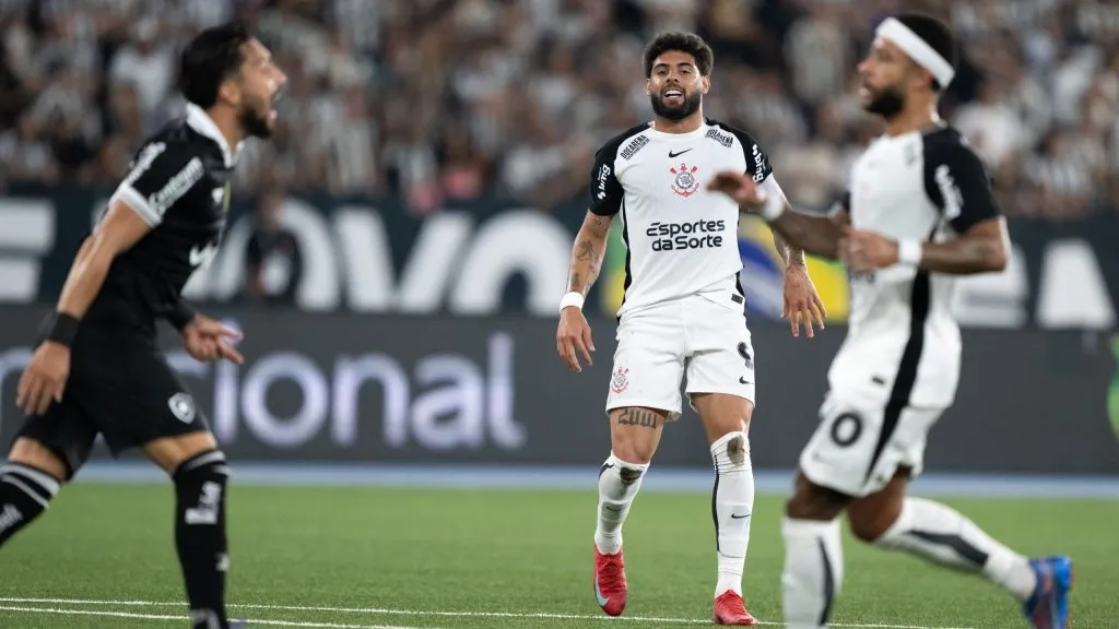 RJ – RIO DE JANEIRO – 26/07/2025 – BRASILEIRO A 2025, BOTAFOGO X CORINTHIANS – Yuri Alberto jogador do Corinthians e Memphis Depay jogador da sua equipe durante partida contra o Botafogo no estadio Engenhao pelo campeonato Brasileiro A 2025. Foto: Jorge Rodrigues/AGIF