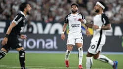 RJ - RIO DE JANEIRO - 26/07/2025 - BRASILEIRO A 2025, BOTAFOGO X CORINTHIANS - Yuri Alberto jogador do Corinthians e Memphis Depay jogador da sua equipe durante partida contra o Botafogo no estadio Engenhao pelo campeonato Brasileiro A 2025. Foto: Jorge Rodrigues/AGIF