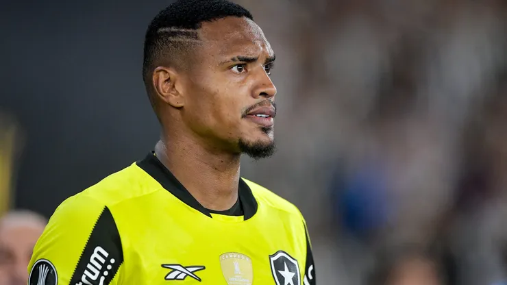 John, ex-goleiro do Botafogo, durante partida contra o Universidad de Chile no estadio Engenhao pelo campeonato Copa Libertadores 2025. Foto: Thiago Ribeiro/AGIF