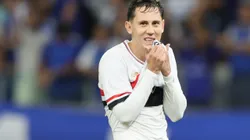 Patryck, jogador do São Paulo, lamenta durante partida contra o Cruzeiro no estadio Mineirao pelo campeonato Brasileiro A 2025. Foto: Gilson Lobo/AGIF