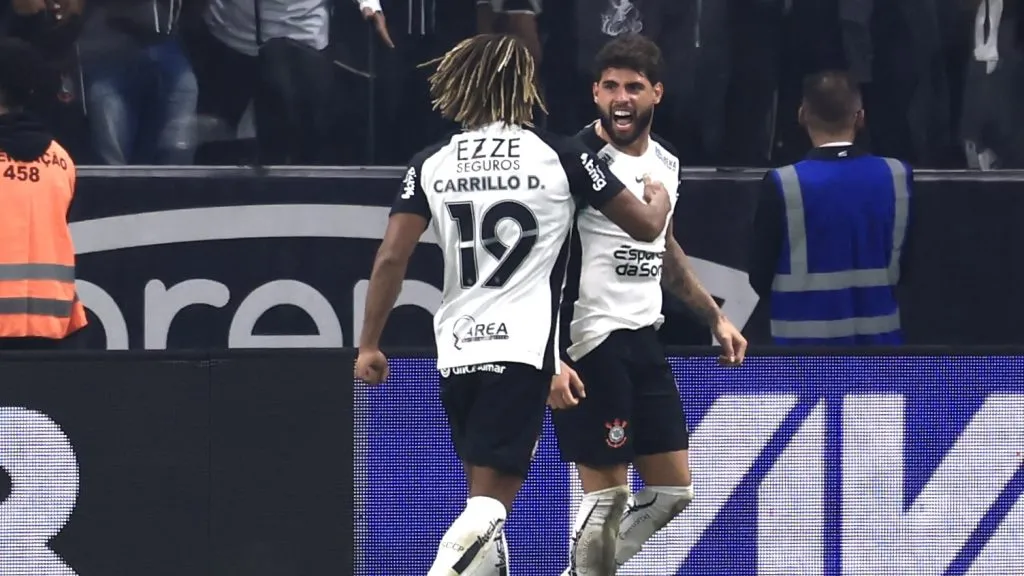 Yuri Alberto jogador do Corinthians comemora seu gol com André Carrillo – Foto: Marcello Zambrana/AGIF