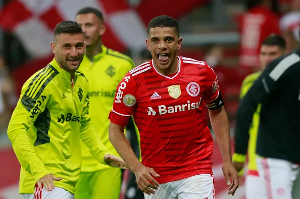 Taison, capitão do Internacional durante temporada 2021 comemora vitória no GreNal pelo Brasileirão no Beira Rio. Foto: Silvio Avila/Getty Images