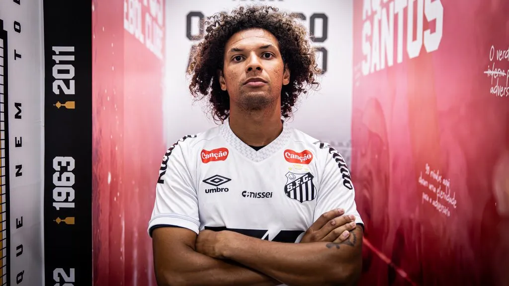 Mesmo sem condições de jogo. Arão vem sendo importante nos bastidores – Fotos: Raul Baretta/ Santos FC.