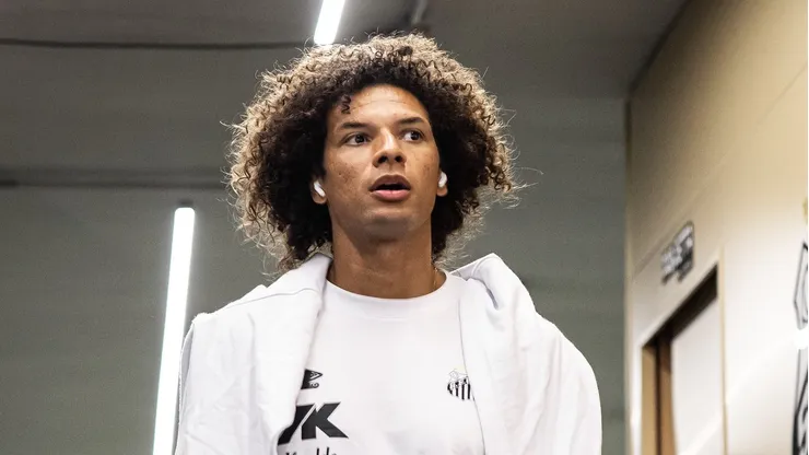 Arão vem sendo importante nos bastidores do Santos