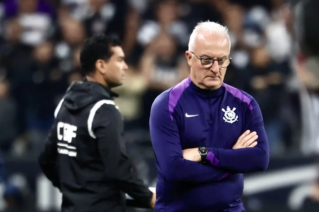 Dorival Junior tecnico do Corinthians durante partida contra o Palmeiras no estadio Arena Corinthians pelo campeonato Brasileiro A 2025. Foto: Marcello Zambrana/AGIF