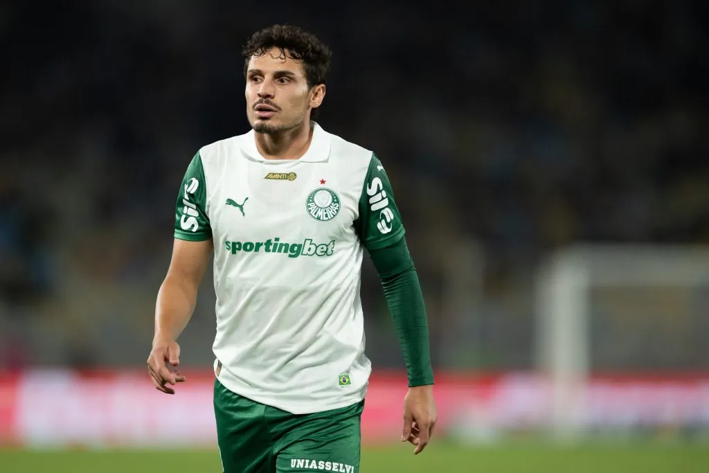 Raphael Veiga jogador do Palmeiras durante partida contra o Fluminense no estadio Maracana pelo campeonato Brasileiro A 2025. Foto: Jorge Rodrigues/AGIF