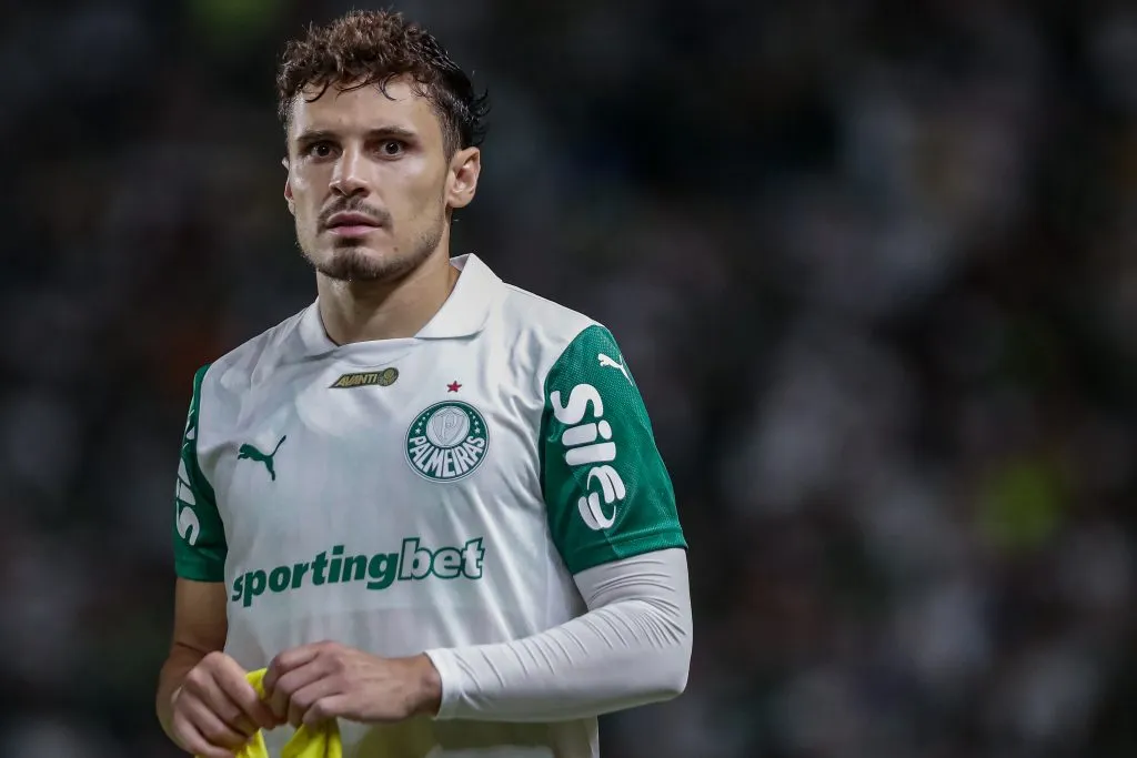 Raphael Veiga não completa 90 minutos em jogos pelo Palmeiras há mais de cinco meses. Foto: Rafael Vieira/AGIF
