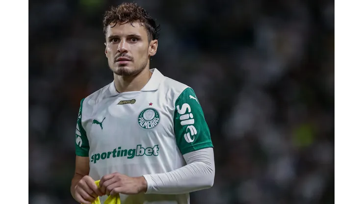 Raphael Veiga não completa 90 minutos em jogos pelo Palmeiras há mais de cinco meses. Foto: Rafael Vieira/AGIF