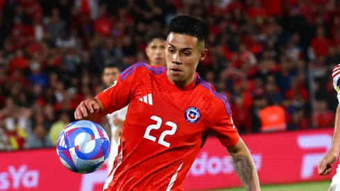 Aravena durante partida contra a Venezuela, em Santiago