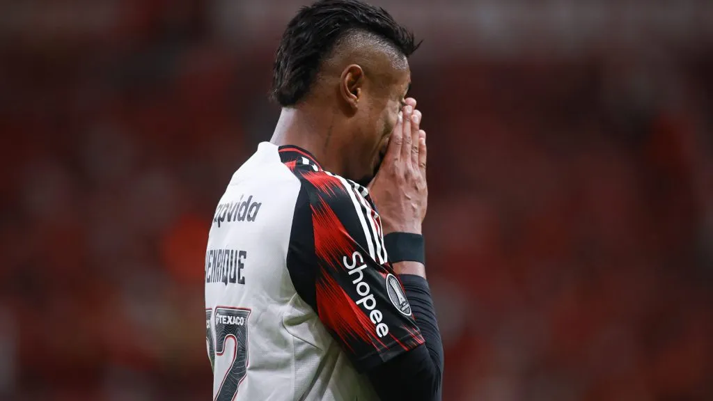 Bruno Henrique jogador do Flamengo lamenta durante partida contra o Internacional no estadio Beira-Rio pelo campeonato Copa Libertadores 2025. Foto: Maxi Franzoi/AGIF