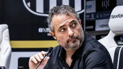 Alexandre Mattos em coletiva na Vila Belmiro