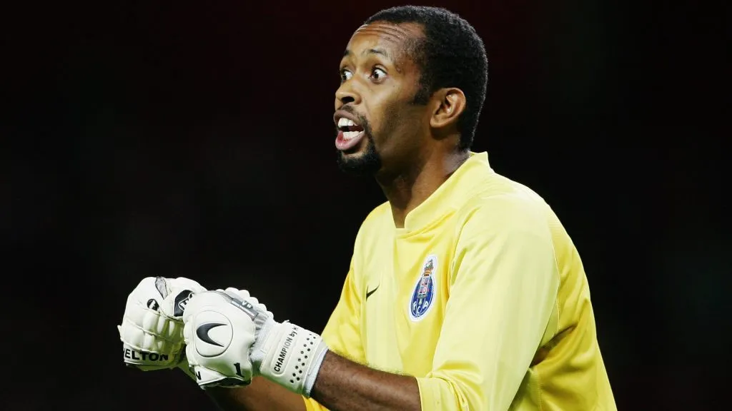 Goleiro Helton em ação no Porto