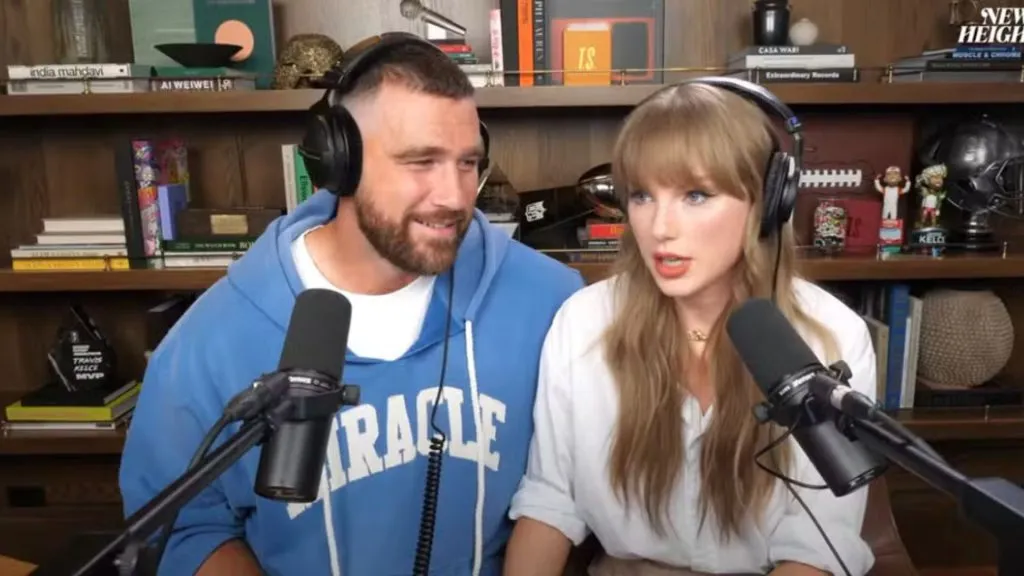 Travis Kelce e Taylor Swift em podcast — Foto: Reprodução/redes sociais
