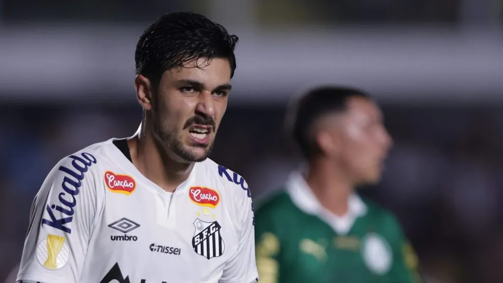 Foto: Ettore Chiereguini/AGIF – Diretoria santista sofre críticas do Arouca por dívida na compra de Basso.